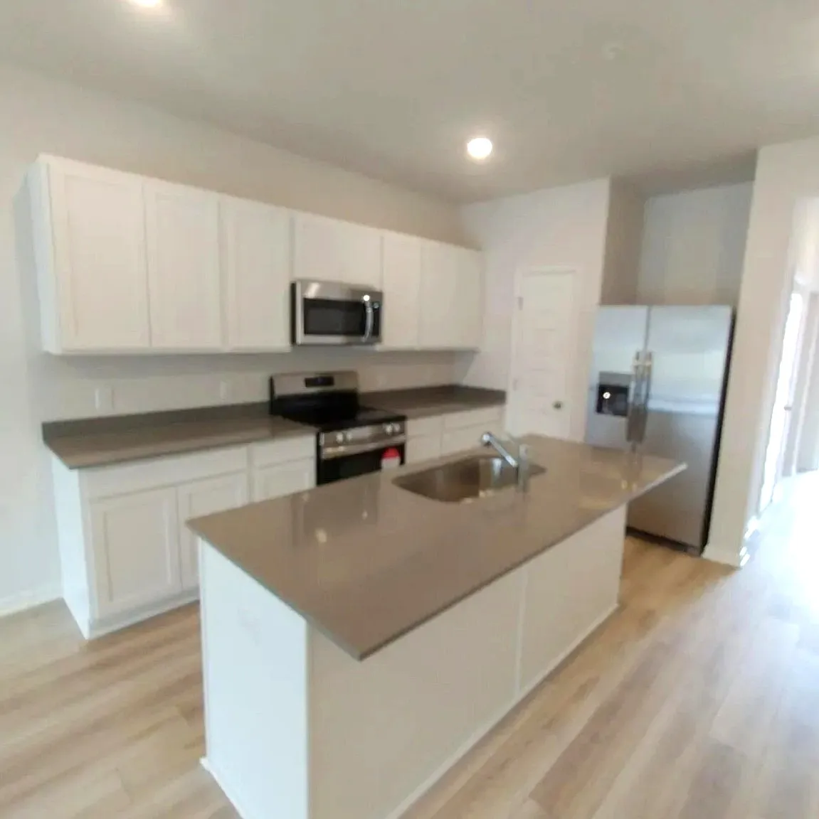 3 bed, 2.5 bath, 1846 sqft, $1,950 — Photo 3