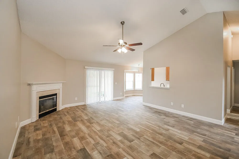 4 bed, 2.0 bath, 1827 sqft, $2,440 — Photo 4
