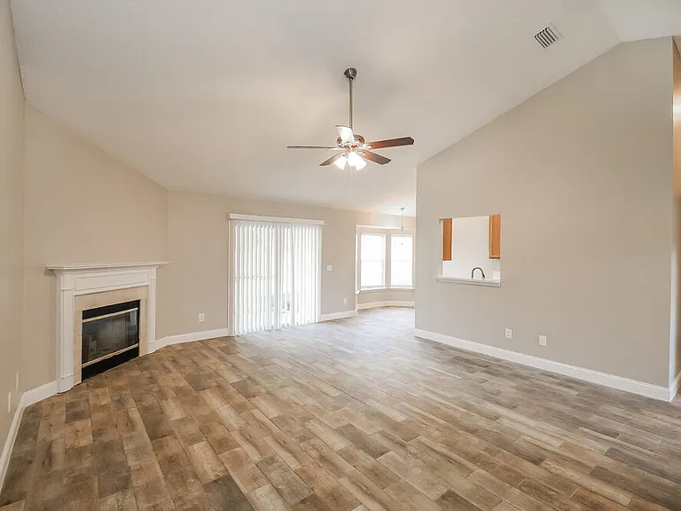 1068 Ardmore St — Photo 4