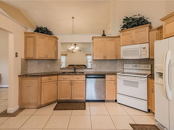 2nd image of 2121 Fairmont Cir