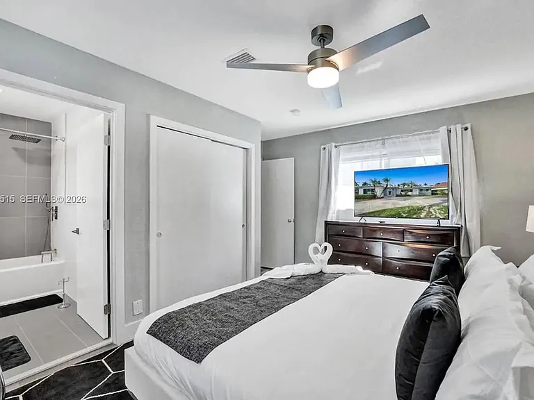 1241 Hollywood Blvd — Photo 36