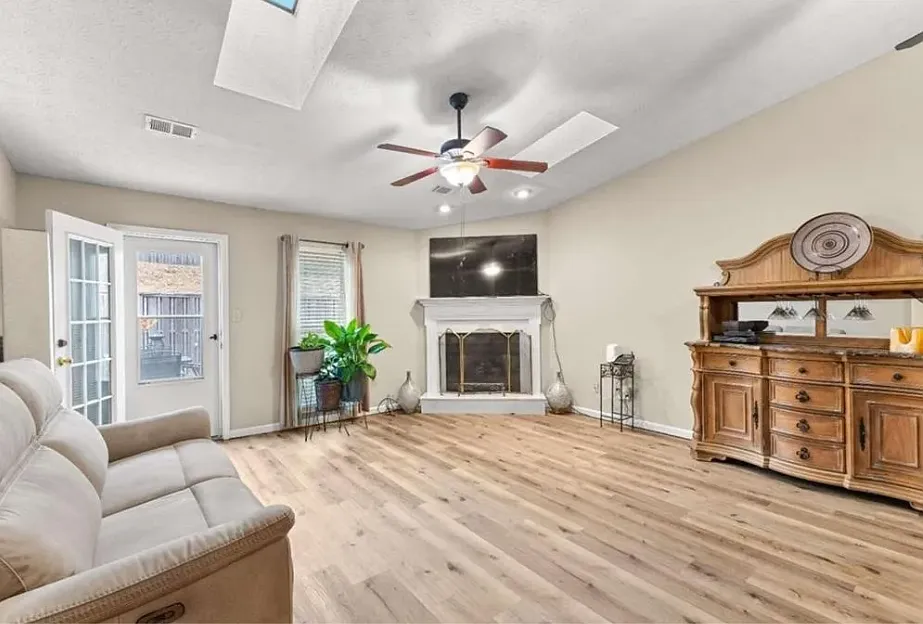 2 bed, 1291 sqft, $1,925 — Photo 4