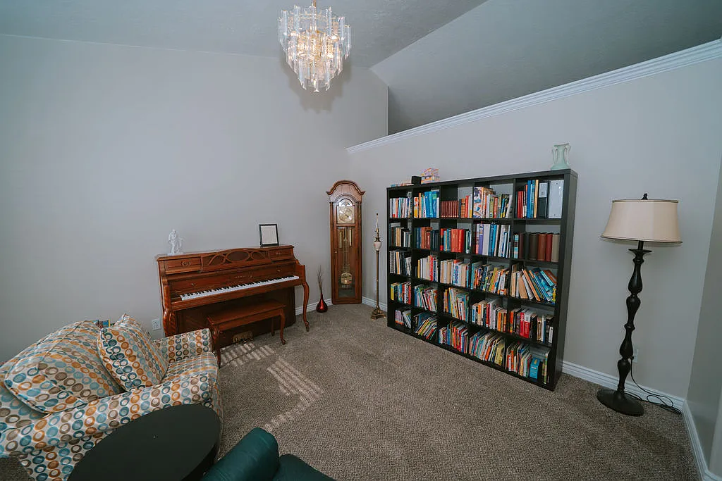5 bed, 3.5 bath, 3940 sqft, $3,200 — Photo 3
