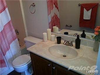 Full upper level bathroom