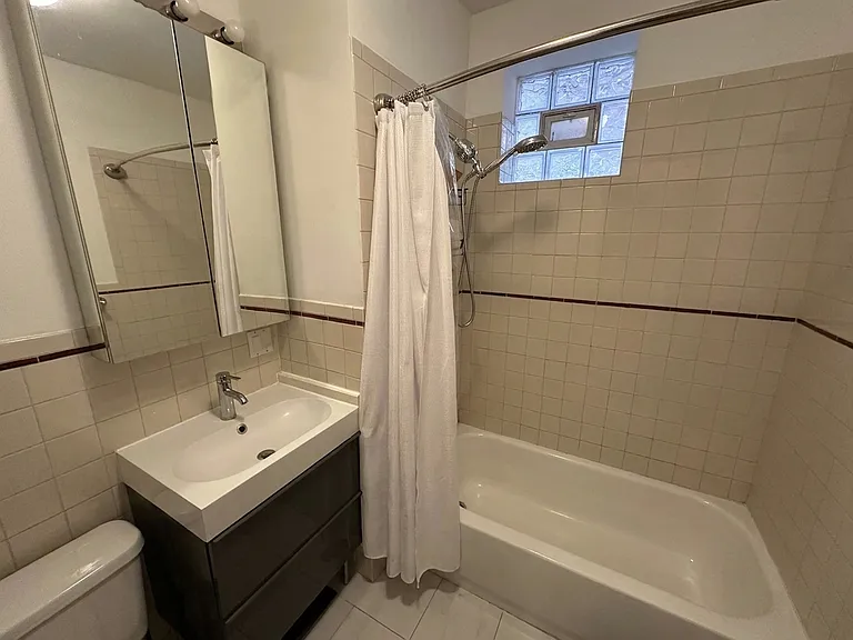 1557 N Honore St #G — Photo 4