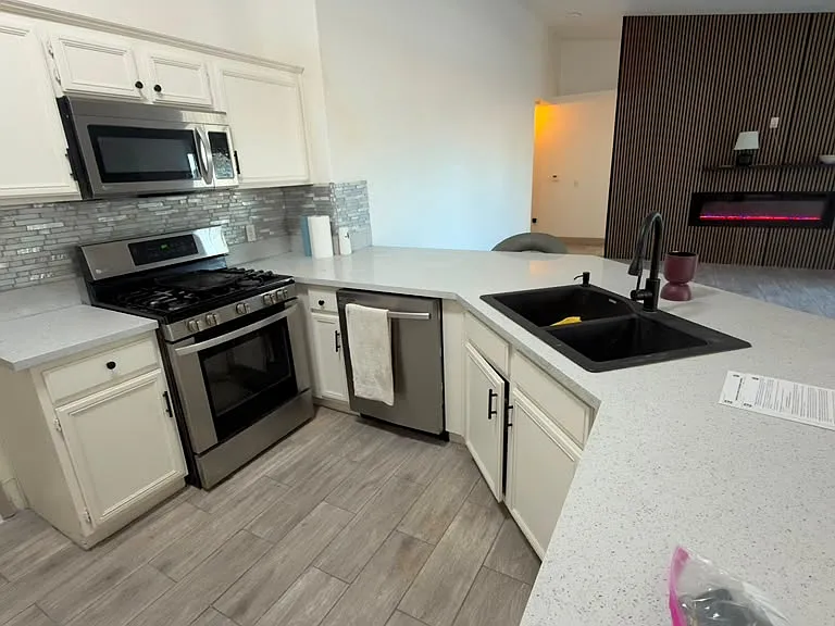 2050 Los Feliz St #102 — Photo 7