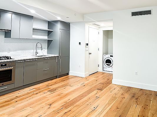 4th image of 422 W 49th St #1A
