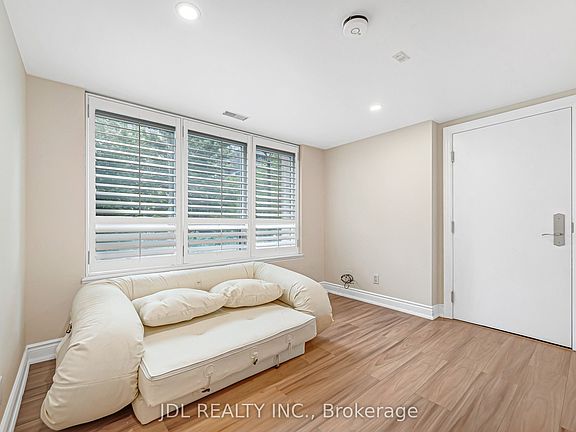 4th image of 761 Bay St #Townhouse 07