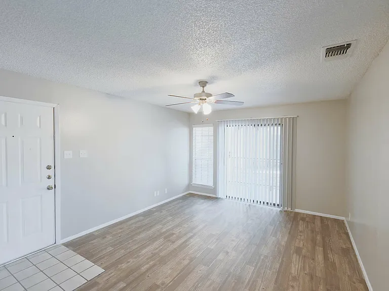 Hidden Oaks Apartments — Photo 25