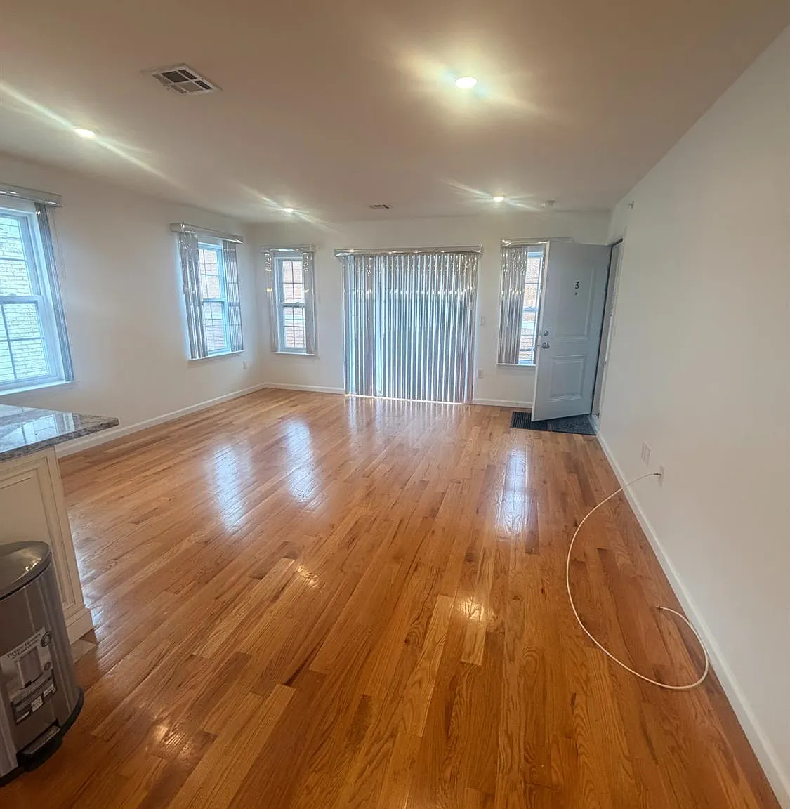 3 bed, 2.0 bath, 4320 sqft, $2,900 — Photo 3