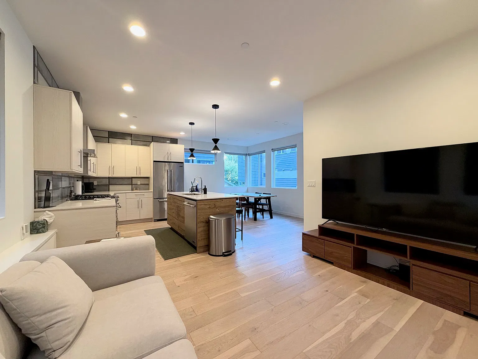 3 bed, 1324 sqft, $4,800 — Photo 2