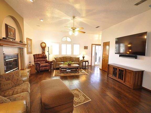 3rd image of 316 Wilmington Cir