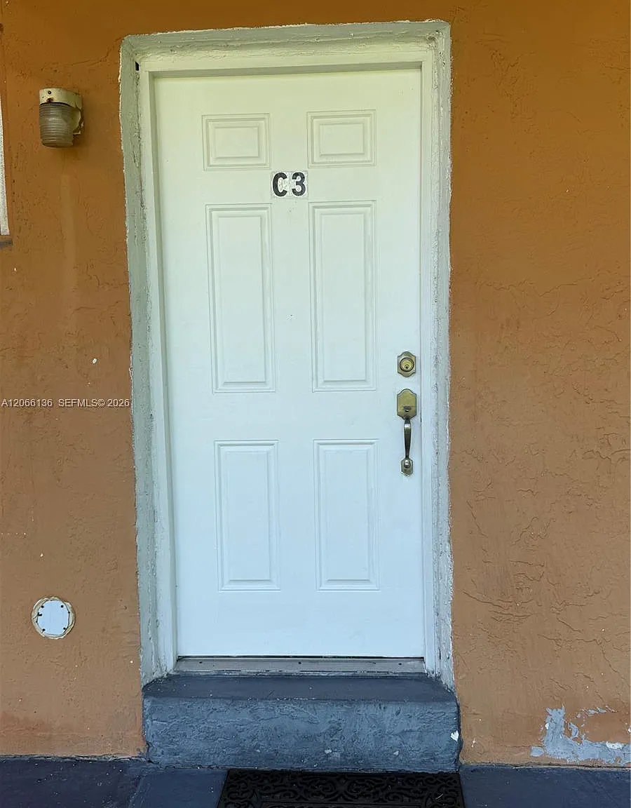 Villas At Cutler Bay Cond — Photo 1
