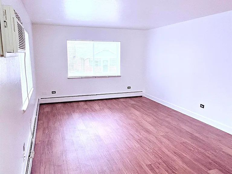 1355 Monroe St Apartments — Photo 5