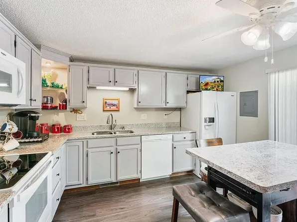 1428 Granada Ave N, Oakdale, MN 55128