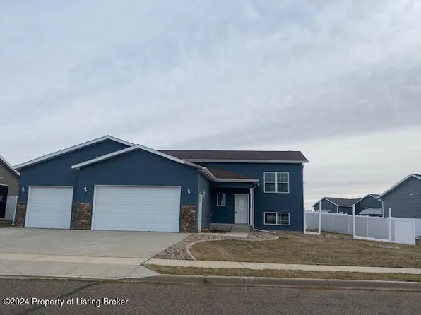 2688 Country Oak Dr, Dickinson, ND 58601
