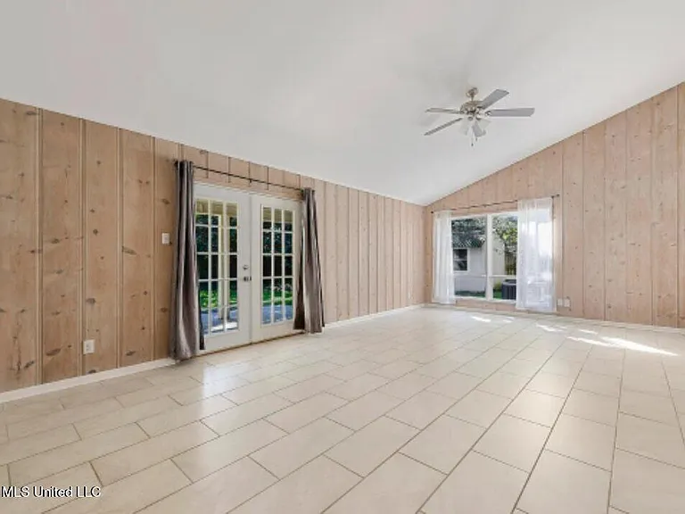 223 Woodbine Dr — Photo 4
