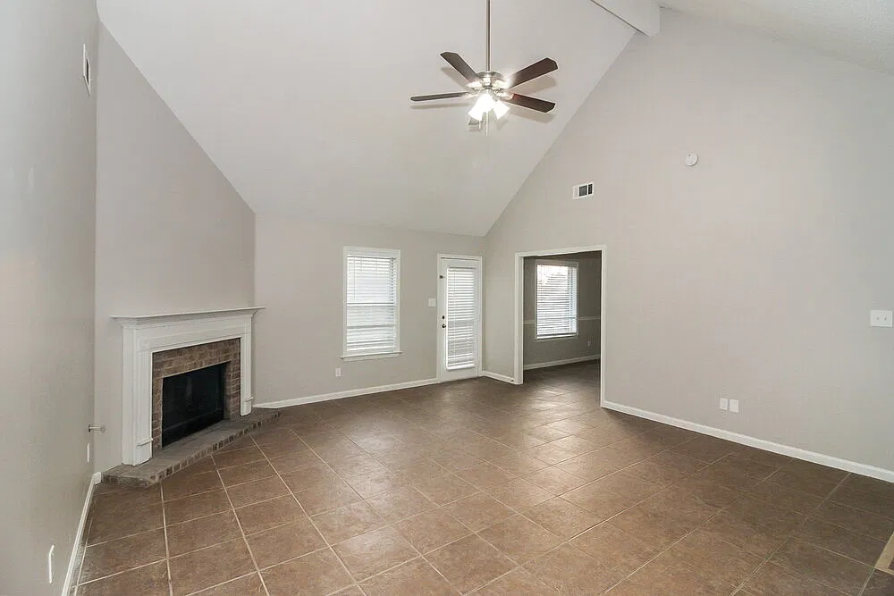 3 bed, 2.0 bath, 1854 sqft, $2,100 — Photo 3