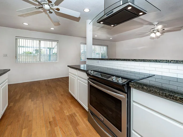2405 E Huntington Dr — Photo 12
