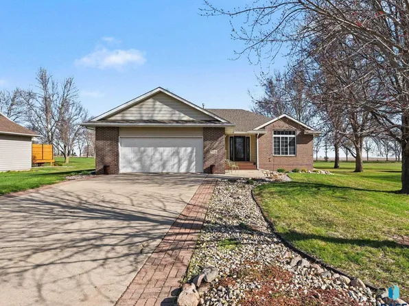 706 Par Tee Dr, Hartford, SD 57033