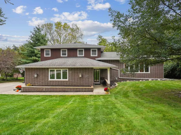 811 Oak Park Blvd, Cedar Falls, IA 50613