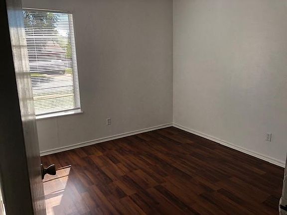 4th image of 713 E Martin Ln