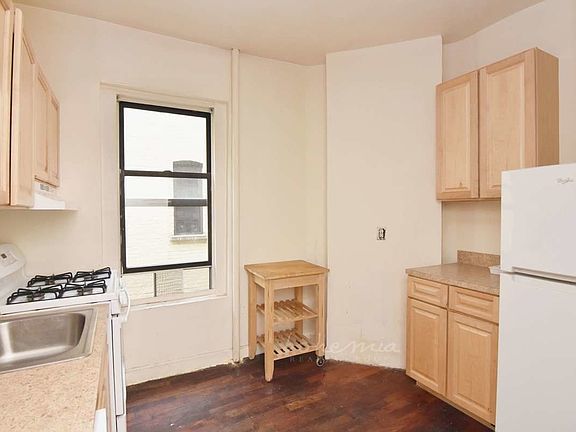 3rd image of 363 Edgecombe Ave APT 42