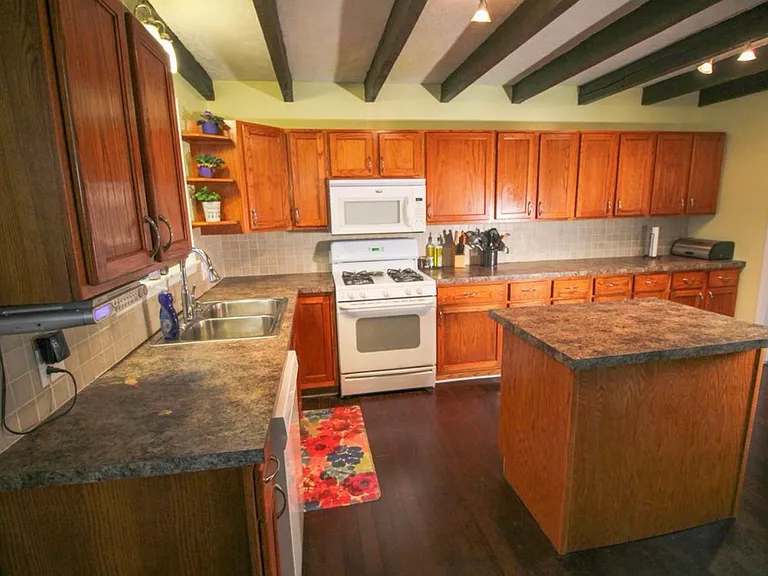 421 E Broadway St — Photo 11