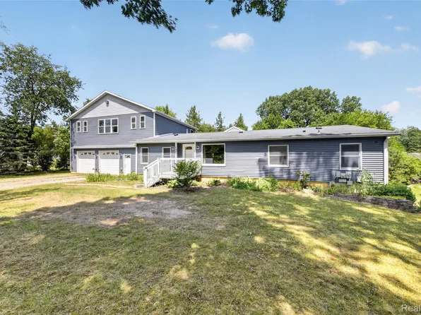 7447 Ore Lake Rd, Brighton, MI 48116