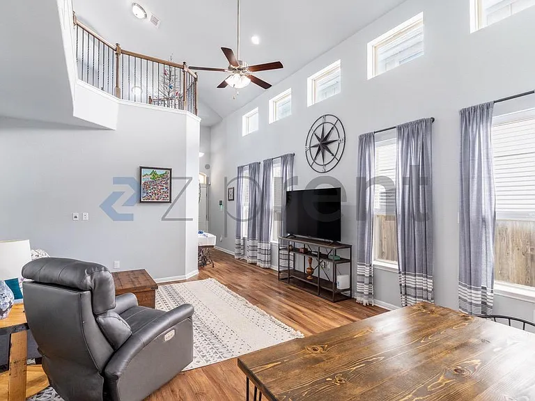 1404 Jenkins Bnd — Photo 4