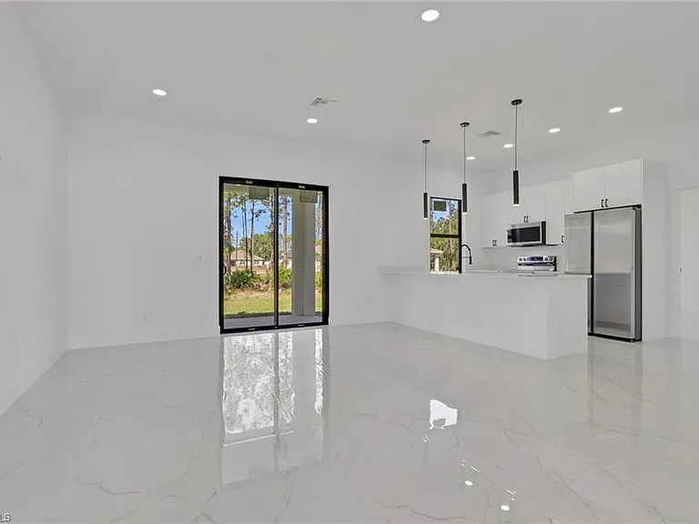 3315 Sunshine Blvd N — Photo 8