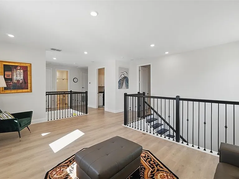 16008 Volterra Point — Photo 23