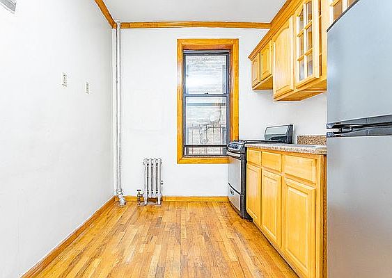 2nd image of 280 Crown St APT E2