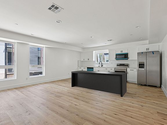 4th image of 2111 Holly Dr