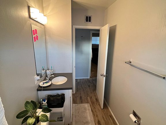 4th image of 909 E Marlette Ave #1