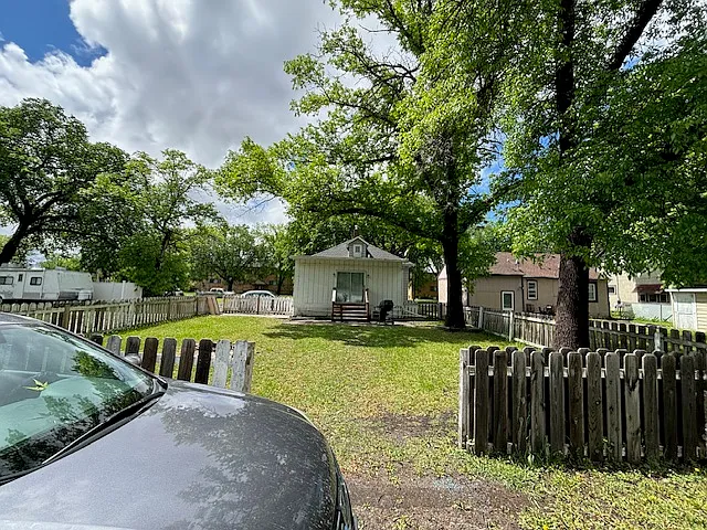 815 College St N — Photo 5