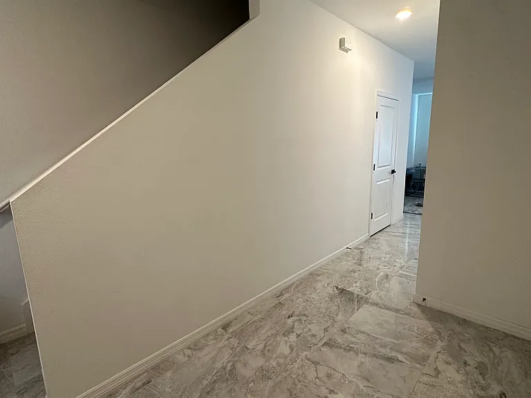 405 Madison Dr — Photo 2