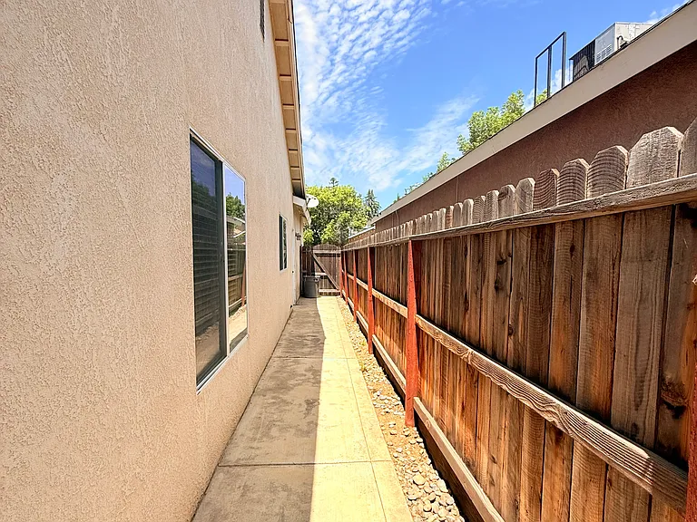 1786 Gibson Ave — Photo 22