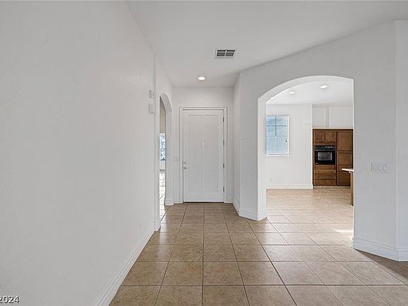 5th image of 3282 Squire St
