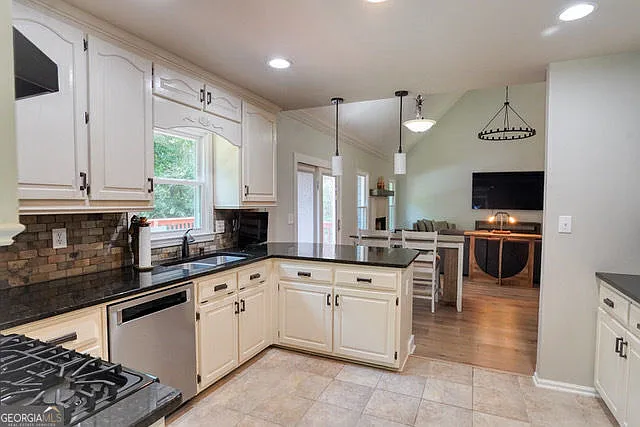 335 Butterfield Ln — Photo 10
