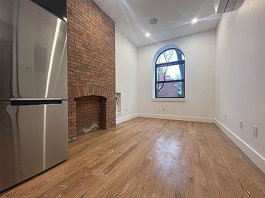 2nd image of 621 E 6th St APT 4