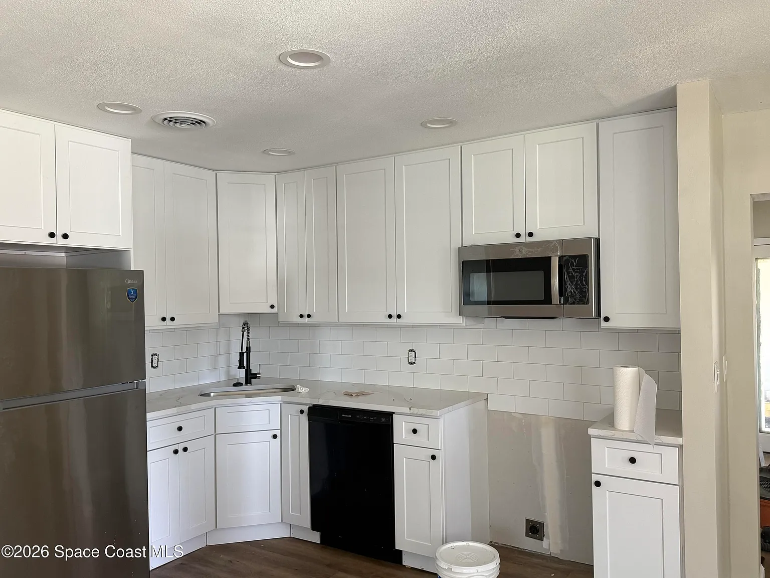 3 bed, 2.0 bath, 874 sqft, $1,700 — Photo 2