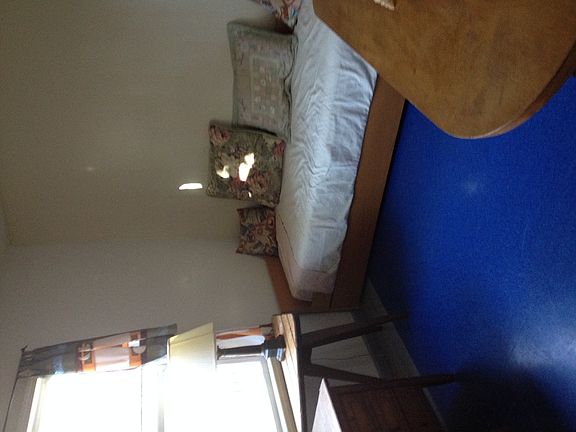 Living/sleeping area