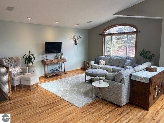 2nd image of 1018 Essex Dr