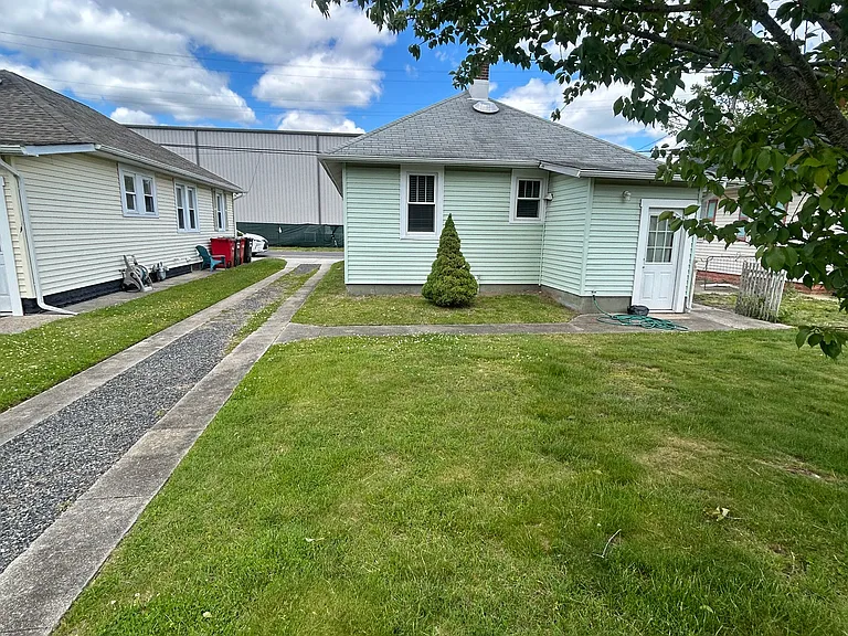1342 W North St — Photo 3