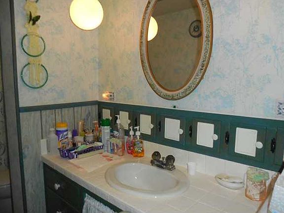 5th image of 157 Weinland St