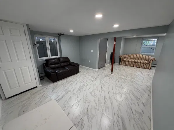 71 E 7th St, Deer Park, NY 11729