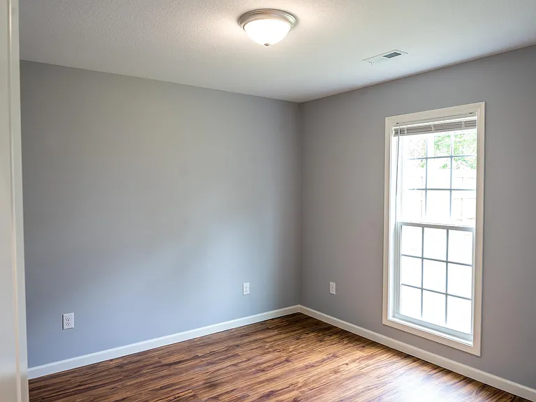 1423 Irwin Ave — Photo 13
