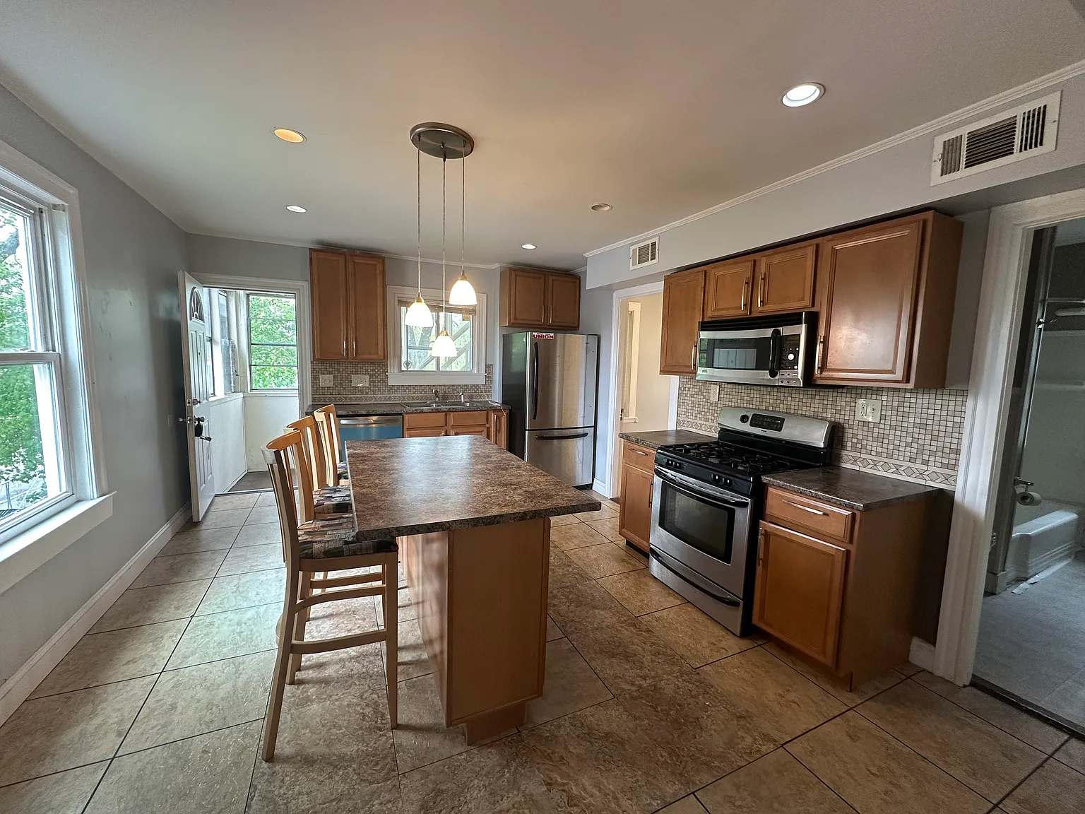 3 bed, 1194 sqft, $2,850 — Photo 3