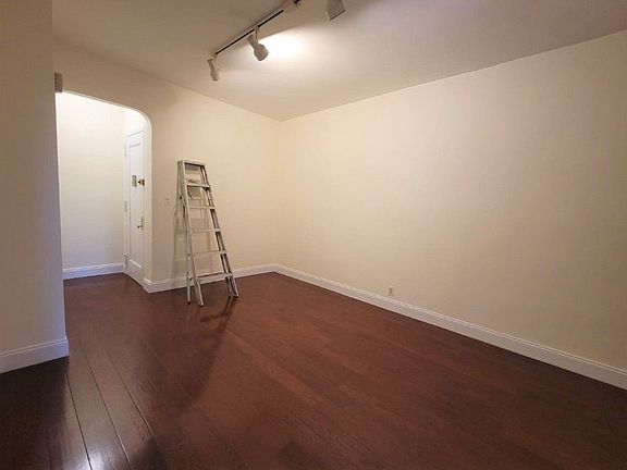 5th image of 449 W 43rd St #4BB